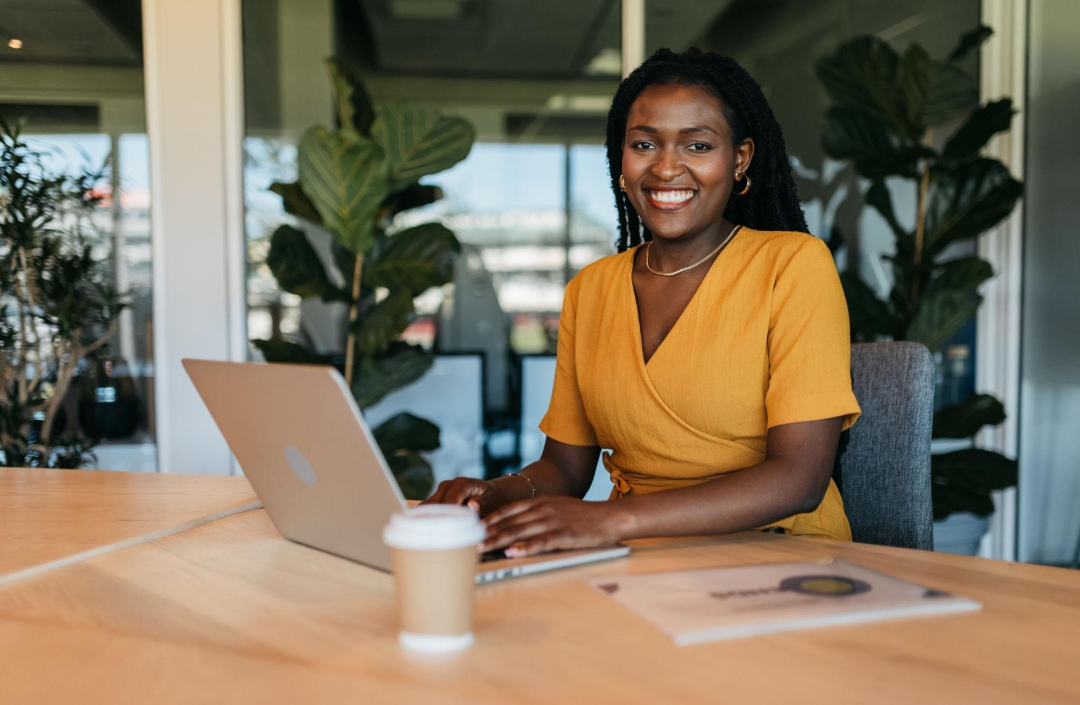 Professionnelle africaine utilisant des outils numériques et l’intelligence artificielle en entreprise